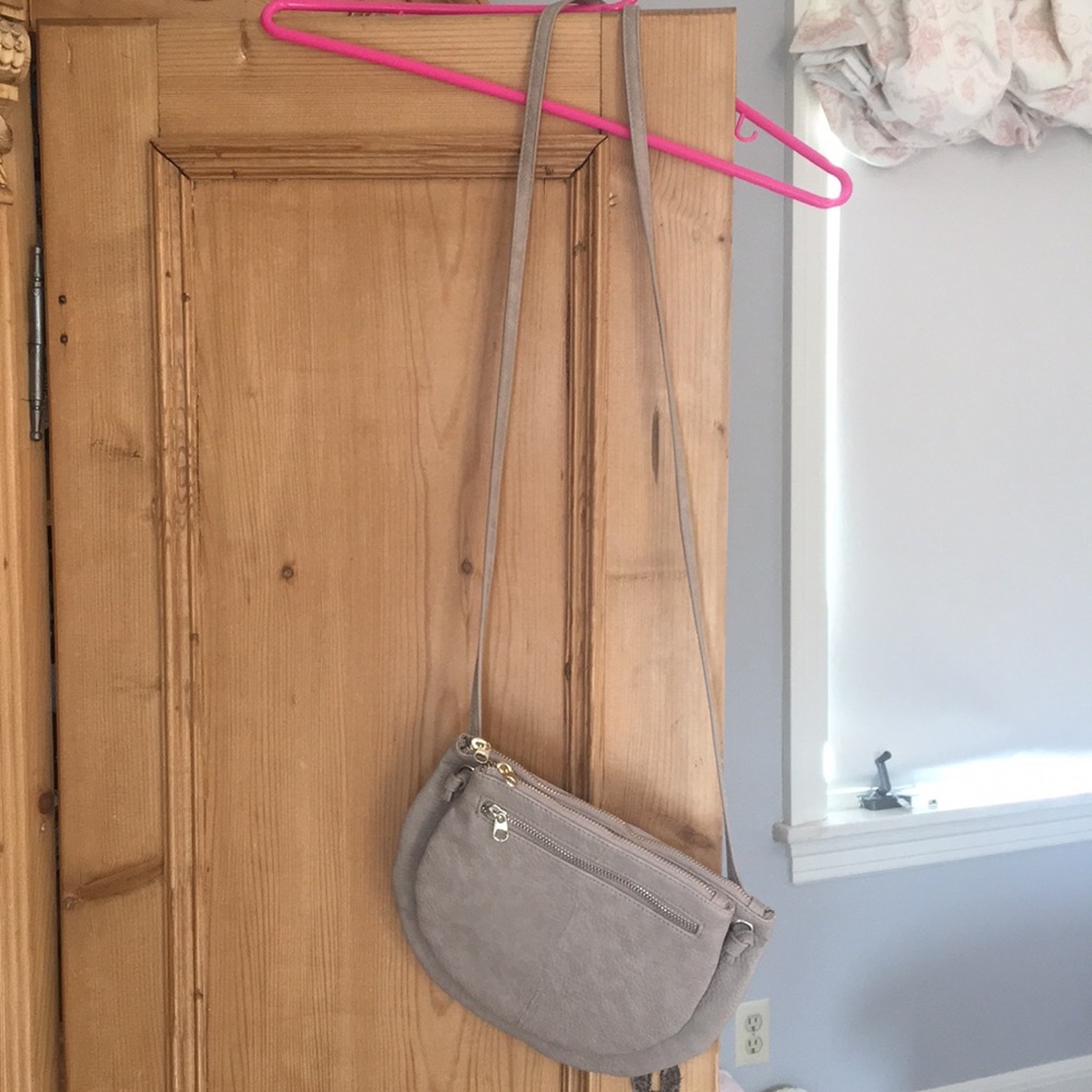 A BRAND NEW, NEVER USED crossbody purse.
